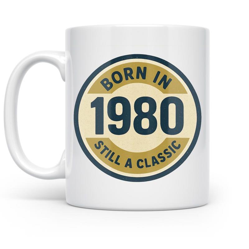 Tailorly White Ceramic 11 oz Mug - Born In 1980 Still A Classic Vintage Style Circular Label Featuring Bold Numerical Typography Within Rings Badge